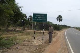 Srimal Fernando on A 32  road Mannar to Jaffna  Rights AAN